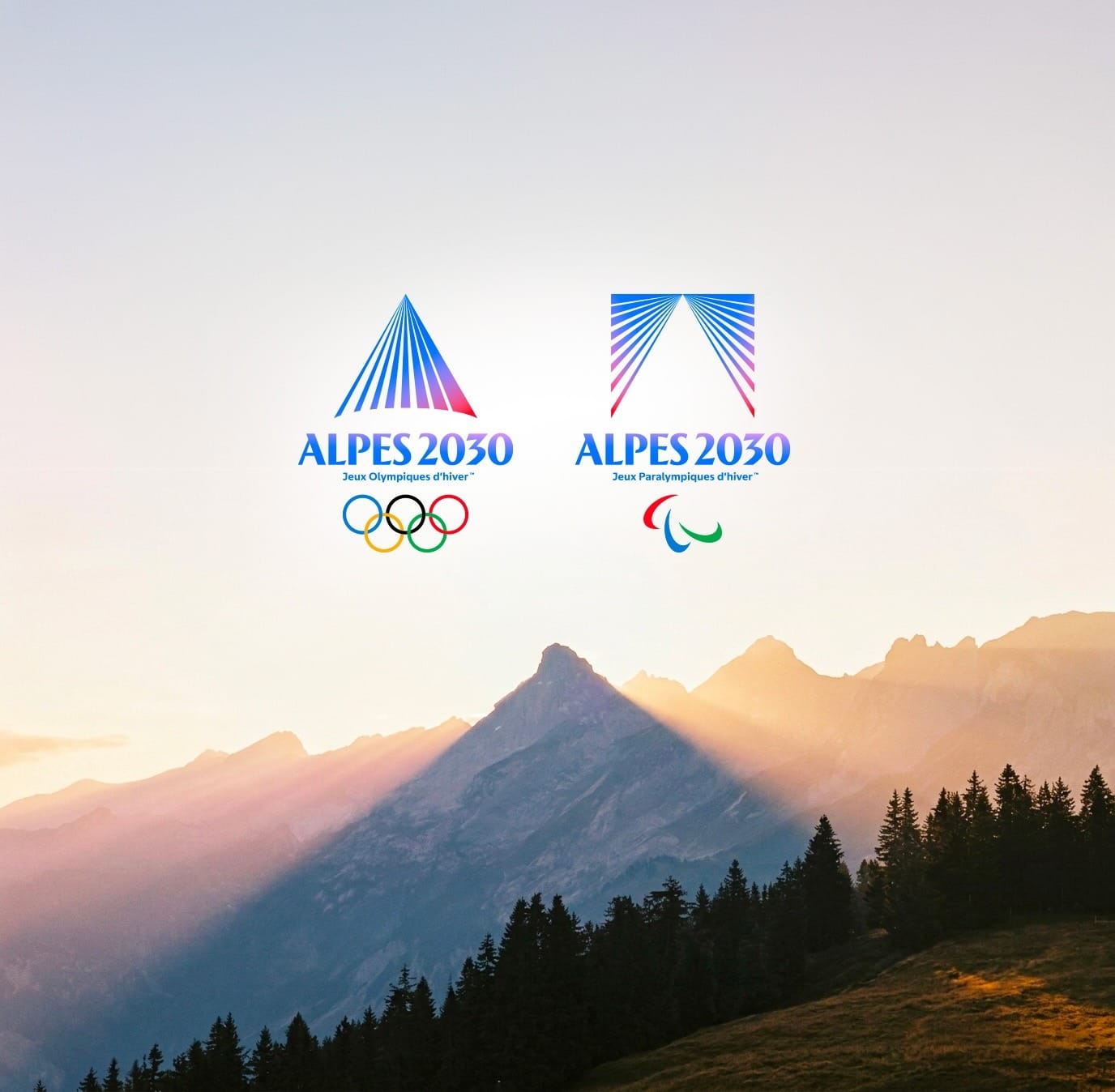 Vue rapprochée du logo paralympique Alpes 2030 dévoilé à Briançon le 19 juin 2026, sept rayons dégradés en bleu azur et rouge alpenglow rayonnant depuis un centre absent vers les coins du cadre formant en creux une silhouette de montagne triangulaire, fond crème pâle légèrement texturé, typographie sobre alpes 2030 en minuscules sous le pictogramme, signe symbolisant une porte ouverte d'accueil et d'accessibilité