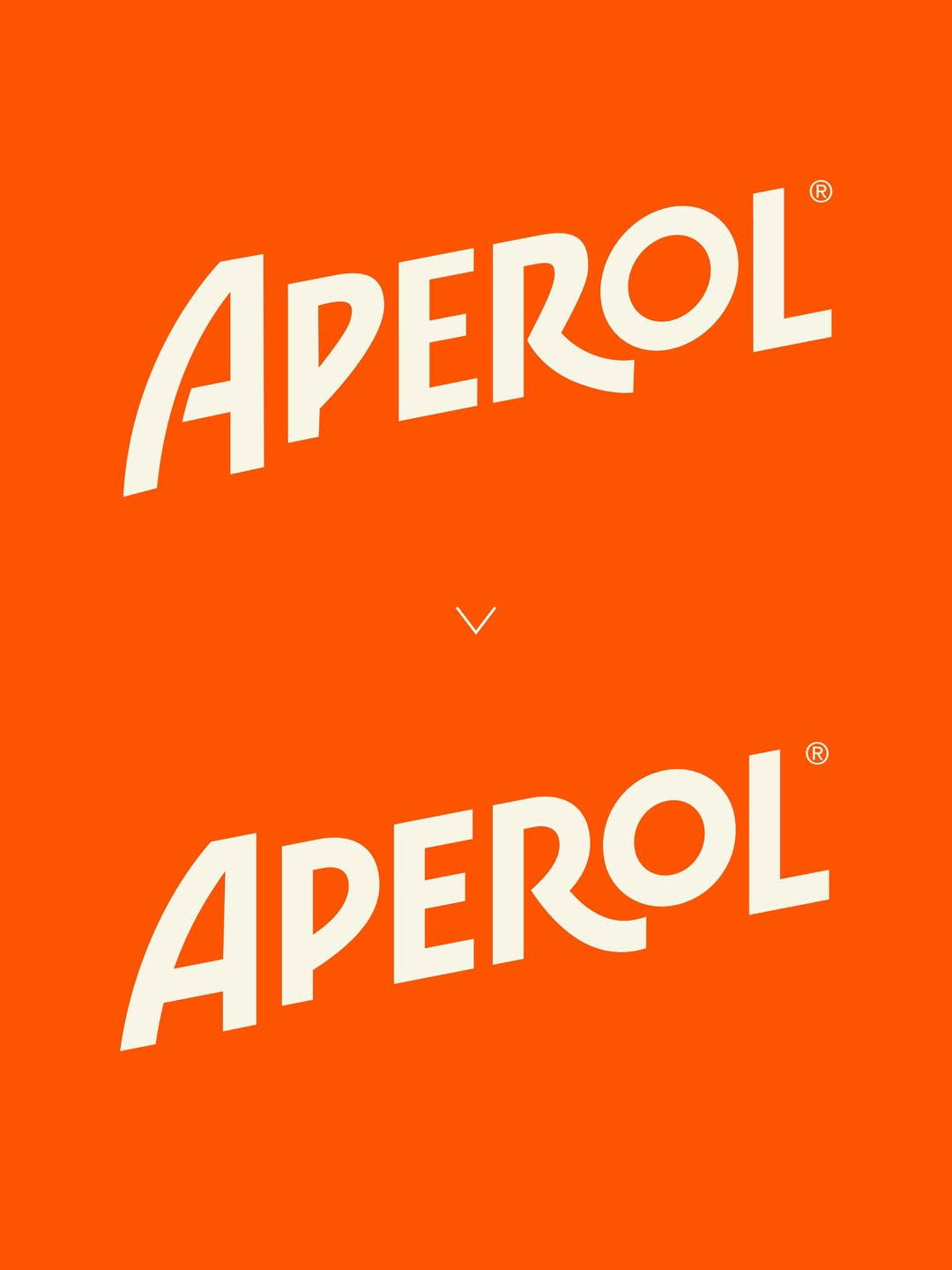 Bouteille redesign Aperol dévoilée à Catchy le 19 juin 2026 photographiée en lumière naturelle de fin de journée vue de trois quarts sur fond pastel orange brûlé, verre ondulé strié verticalement façon canaux vénitiens, épaules à double embossage cintrées rappelant les coupoles baroques de Santa Maria della Salute