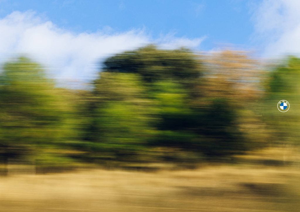 Visuel Moving Landscapes signé Serviceplan Spain pour BMW dévoilé à Catchy le 20 juin 2026, photographie longue exposition capturée depuis l'intérieur d'une voiture en mouvement vers un coucher de soleil sur la cordillère espagnole