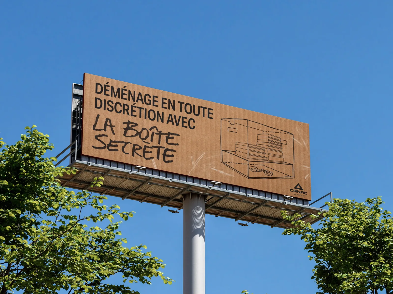 La Boîte Secrète signée Canac et LG2 dévoilée le 15 juin 2026, carton de déménagement standard kraft uni vu de face avec couvercle ouvert montrant le faux fond en train d'être soulevé pour révéler un compartiment caché sous la base, scène d'intérieur québécois beige et lumineux, dispositif disponible dans les 37 magasins Canac à partir de la mi-juin