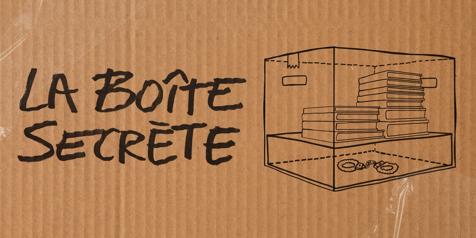 Détail technique du double fond de la Boîte Secrète Canac lancée le 15 juin 2026, vue en coupe d'un carton kraft entrouvert qui révèle son fond standard surélevé de quelques centimètres pour créer un compartiment caché dessous, objets personnels et lettres anciennes glissés dans la cavité, dispositif breveté conçu par Canac avec l'agence LG2