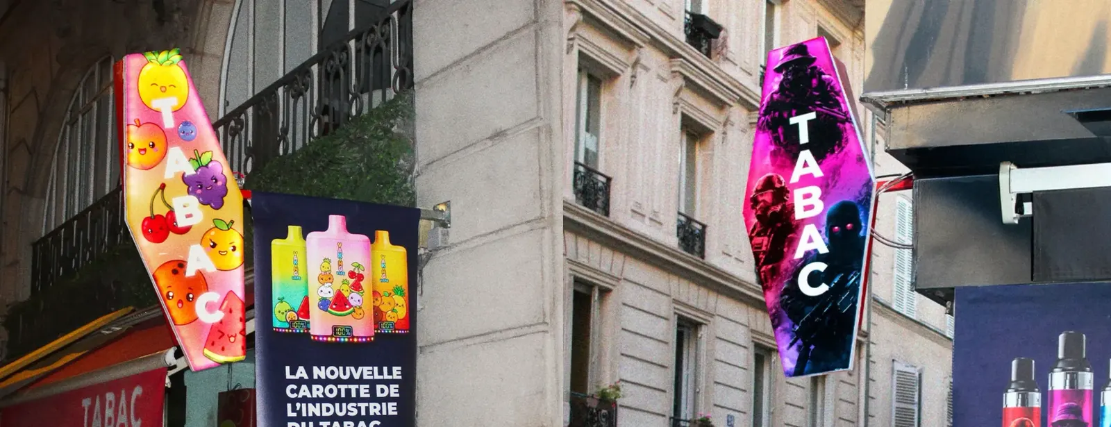 Vue panoramique diurne dans une rue parisienne pendant la campagne signée Buzzman pour Contre-Feu diffusée à partir du 2 juillet 2026, montage large qui aligne deux enseignes fictives suspendues au-dessus d'un bureau de tabac, à gauche une carotte horizontale rose bonbon imprimée de fruits kawaï pomme cerise raisin orange et lettrage T A B A C, au centre un panneau vertical noir intitulé La nouvelle carotte de l'industrie du tabac qui affiche trois pods de vapotage jaune rose et bleu ornés de personnages fruités, à droite une carotte verticale dressée façon coffret à effet paillettes violettes et roses avec le mot T A B A C typographié en néons, façade haussmannienne pierre claire ciel gris pommelé en fond, mise en scène qui compare la carotte traditionnelle et son détournement industriel