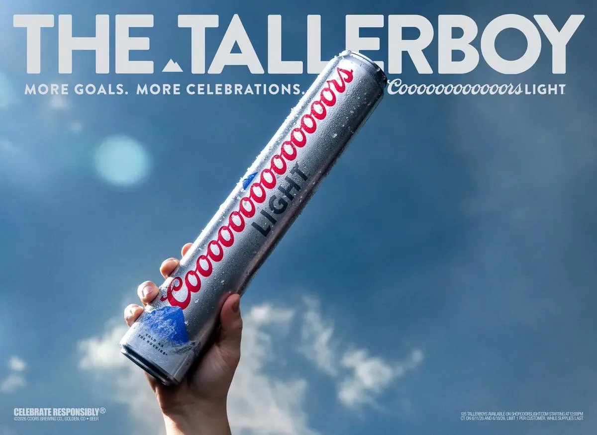 Canette Tallerboy de Coors Light dévoilée le 15 juin 2026 au Canada, canette argentée verticale au format 568 ml inspiré de la pinte impériale britannique, posée sur fond rouge à motifs montagnes Coors Light, signature Mountain Cold filtered et logo bleu nuit, lancement exclusif sur le marché canadien