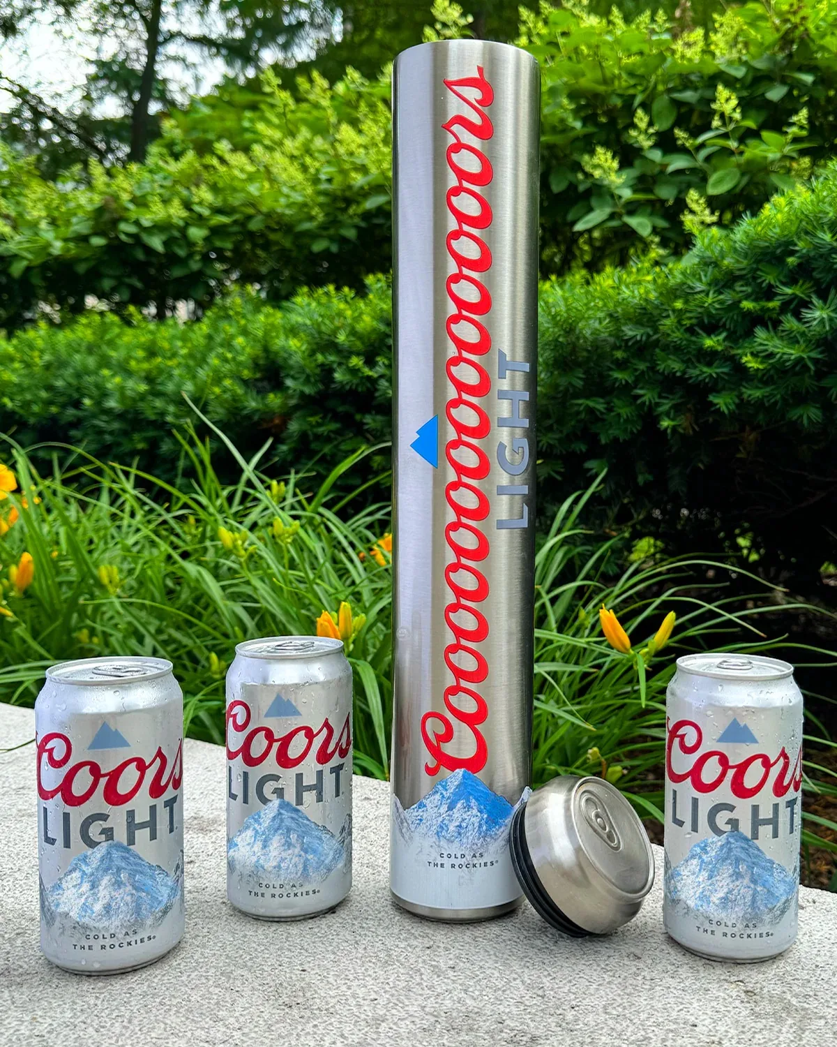 Comparaison physique de la canette Tallerboy 568 ml lancée par Coors Light le 15 juin 2026 face au tallboy classique 473 ml et à la canette standard 355 ml, trois canettes alignées de gauche à droite sur fond gris atelier, la Tallerboy se distingue par sa hauteur et son anneau argenté supérieur élargi, dispositif visuel qui révèle le saut de format