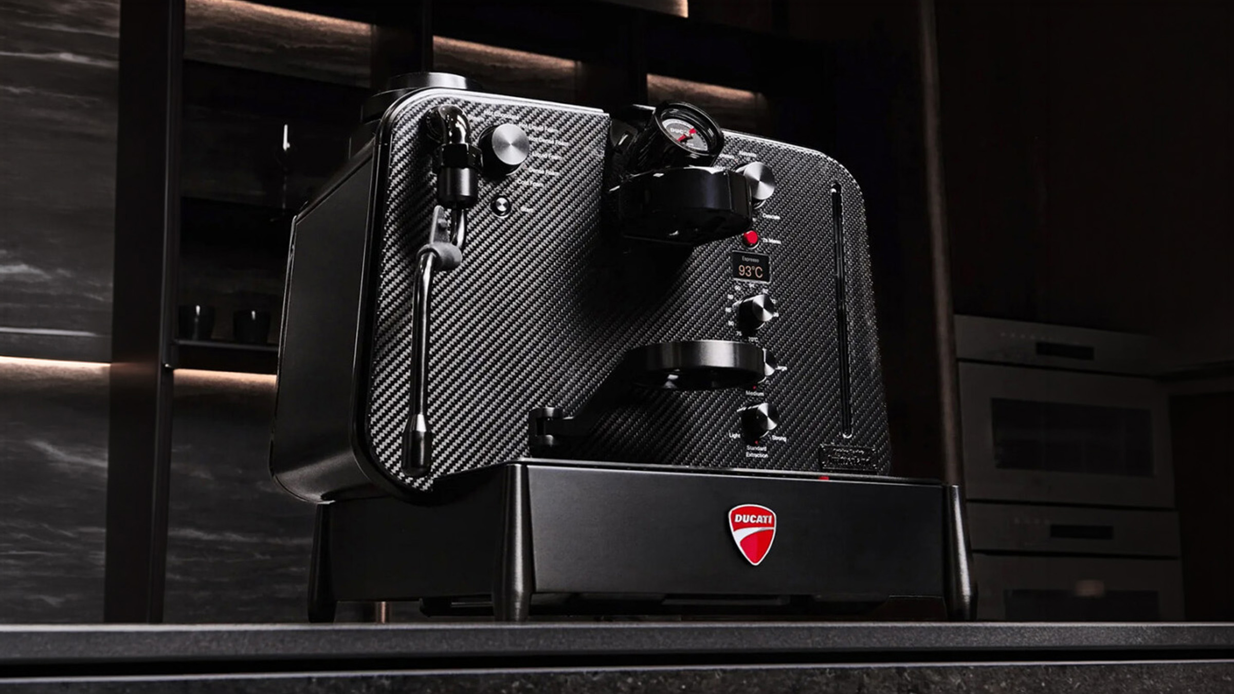 Ducati Barista M3 1926 Limited Edition Carbon Fibre, machine à café Nespresso compatible signée Cuisine Barista pour le centenaire de la marque, fibre de carbone tissée en twill, 1 926 exemplaires