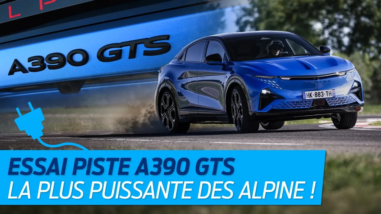 Capture du film signé Maison BETC Paris pour Alpine dévoilé le 14 juin 2026 lors des 24 Heures du Mans, Pierre Gasly pilote de F1 français pousse l'Alpine A390 électrique sur le circuit emblématique, vue plongeante sur la voiture en glisse contrôlée par la technologie Active Torque Vectoring, lumière dorée de fin de journée sur la ligne droite des Hunaudières