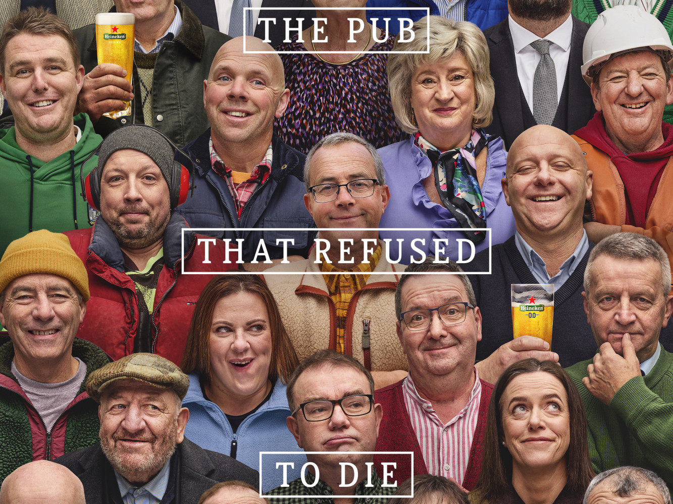 Affiche officielle du documentaire The Pub That Refused to Die signé Heineken pour LePub Milan et Publicis Dublin récompensé du Grand Prix Creative Strategy aux Cannes Lions 2026, photo de groupe densément composée des 26 habitants de Kilteely village irlandais du Comté de Limerick souriant et brandissant des pintes de Heineken au comptoir du Street Bar, titre superposé en lettres capitales blanches encadrées de blanc THE PUB THAT REFUSED TO DIE en trois lignes