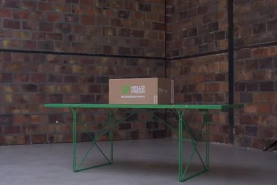 Visuel de la campagne La Bonne Table by HelloFresh lancée le 14 juin 2026 par l'agence Customer Service, opération conjointe avec leboncoin où dix tables vintage chinées dans toute la France sont cachées dans les annonces du site, photographie d'une table en bois patiné dressée pour le dîner avec assiettes en céramique faite main, lumière de fin de journée en intérieur