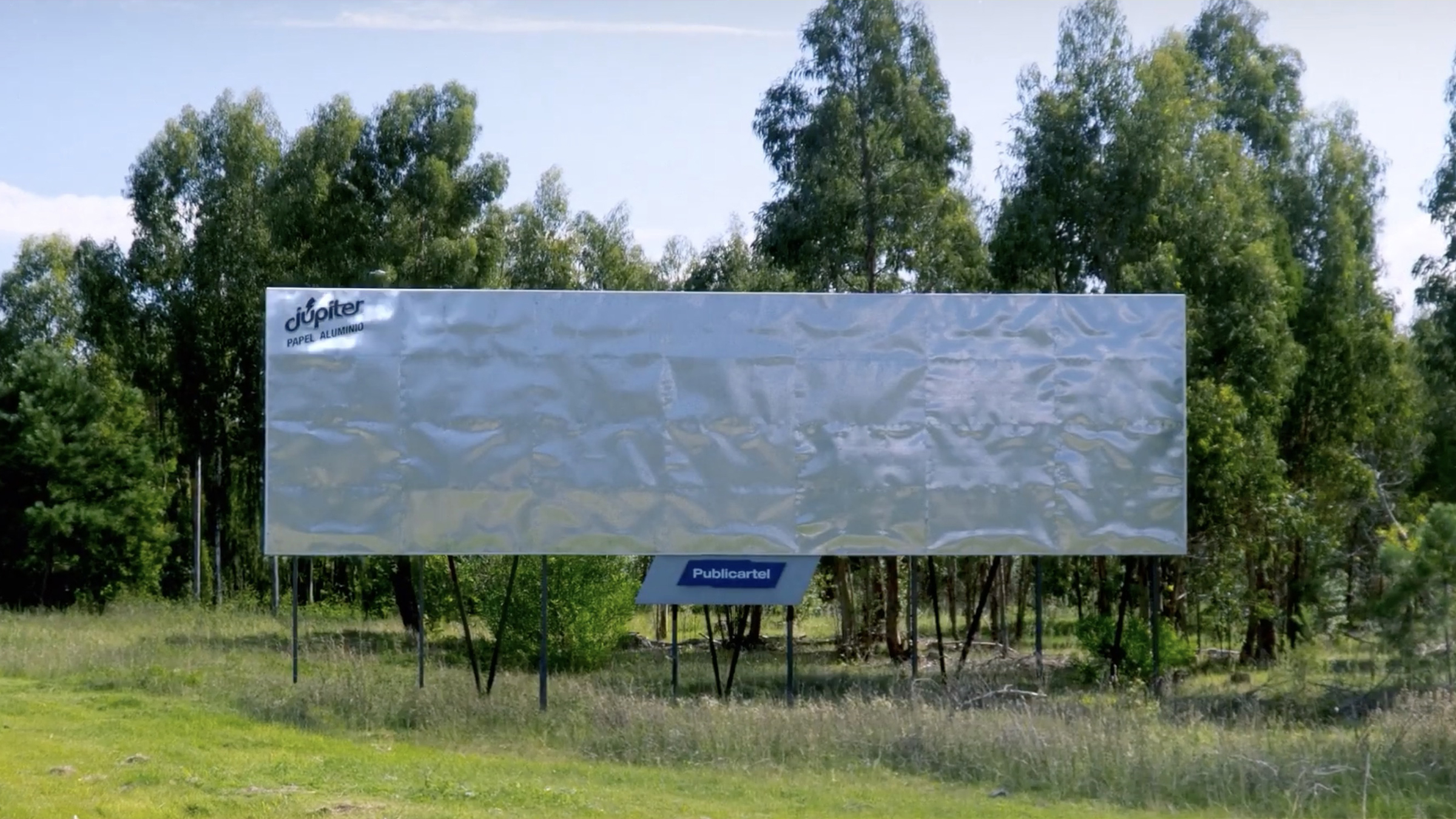 Júpiter Uruguay, campagne d'affichage qui transforme les panneaux publicitaires vacants en pubs pour le papier aluminium, agence Publicartel, mai 2026