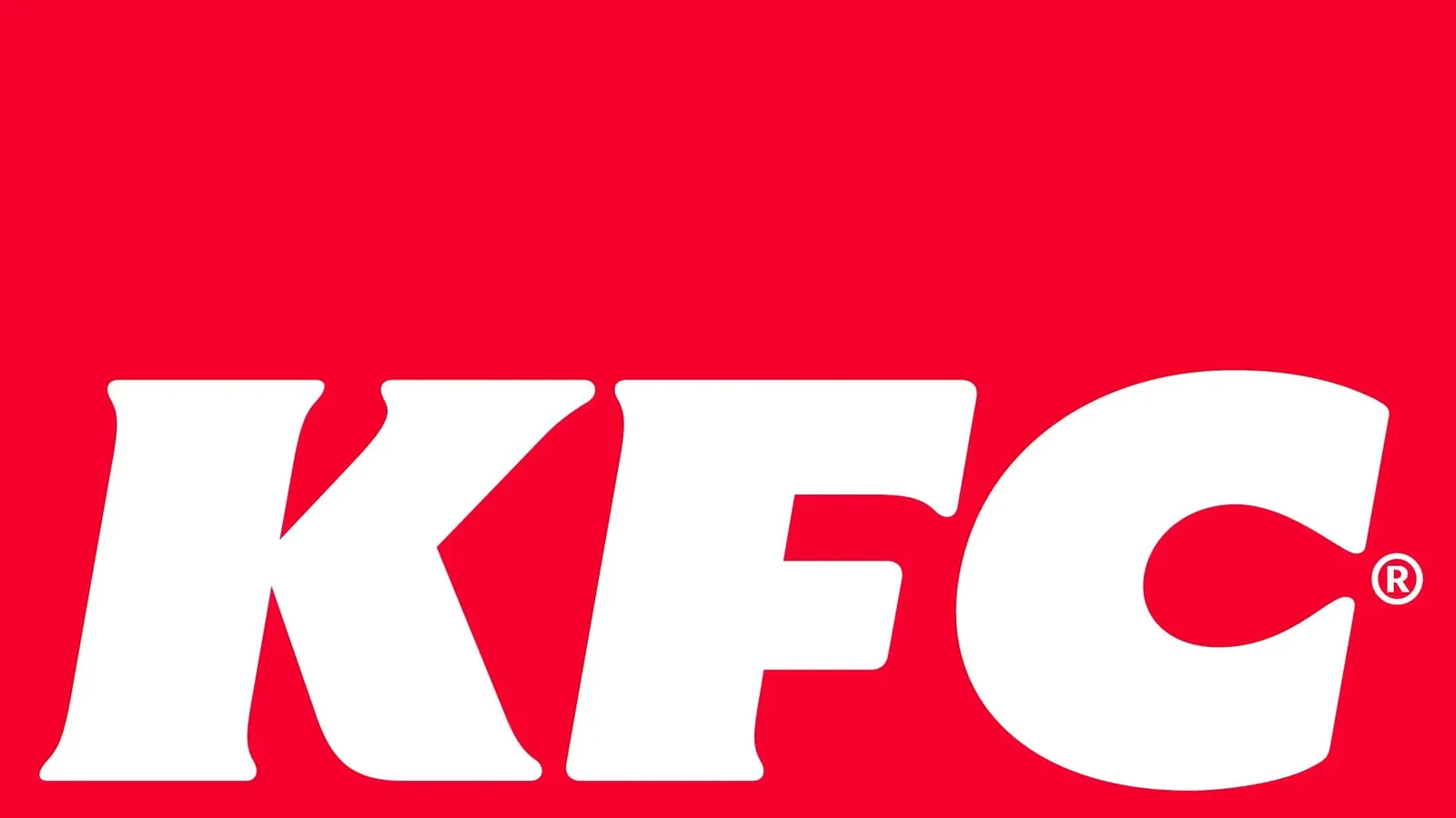 Détail du nouveau wordmark KFC redessiné par JKR pour le Bucketverse dévoilé le 16 juin 2026, lettres rondes blanches en typographie sur-mesure inspirée des seaux de poulet, déclinaisons en rouge brique, noir et blanc affichées en planche d'identité, packaging réinventé sur boîtes individuelles, bols et sachets visibles sur les côtés