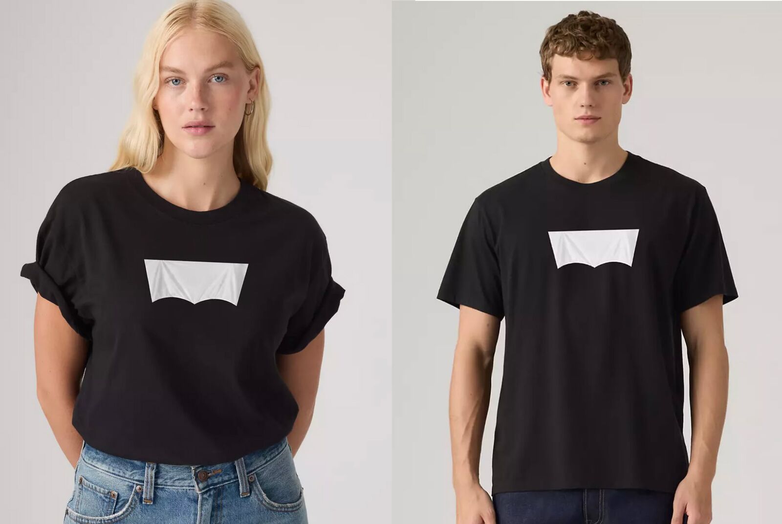 Photographie diptyque studio du Nobody's Gonna Know Logo Tee lancé par Levi's le 2 juillet 2026 dans le sillage du logo censuré au Mondial FIFA 2026, à gauche portrait en pied cadrage buste d'une jeune femme blonde aux yeux bleus les mains dans le dos vêtue d'un t-shirt en coton noir à manches courtes retroussées orné en poitrine d'un patch rectangulaire blanc froissé venu masquer le célèbre logo Batwing, jean bleu clair à taille haute, à droite portrait en pied cadrage buste d'un jeune homme aux cheveux châtain bouclés en t-shirt Levi's identique noir avec le même patch blanc de censure et un pantalon en jean bleu foncé, fond studio blanc uni, tirage catalogue Levi's