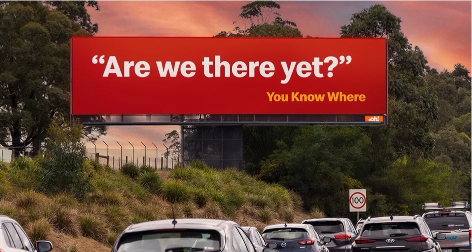 Autre affiche de la campagne McDonald's Australie You Know Where signée Akcelo, panneau en pleine nature au coucher de soleil avec la phrase Are we there yet?, juin 2026