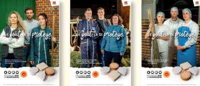 Bannière déclinant trois affiches imprimées de la campagne Le goût ça se protège signée Asgard pour les Fromages AOP de Normandie en juin 2026, format portrait vertical, à gauche un groupe de trois personnes en tenue de travail devant le mur d'une ferme et trois fromages ronds posés sur leur cagette en bas, au centre deux affineurs en blouse bleue et veste verte en intérieur d'atelier avec des camemberts au premier plan, à droite trois fabricantes en charlotte et blouse blanche dans la fromagerie avec un livarot et un pont-l'évêque sur leur cagette