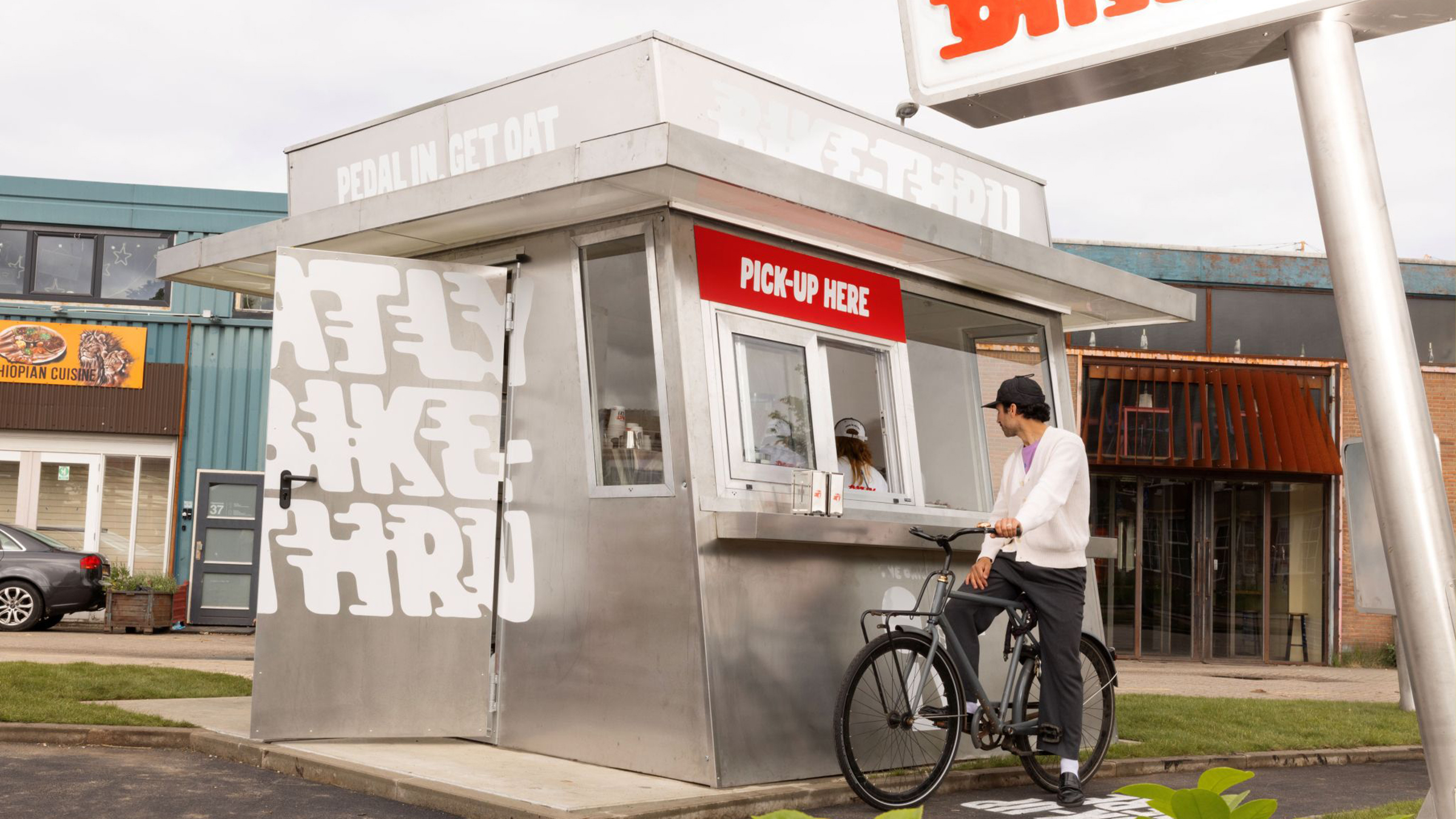 Oatly Bike Thru, le premier drive pour cyclistes au monde, Papaverhoek 24 Amsterdam, opération du 28 mai au 7 juin 2026 avec quatre torréfacteurs européens