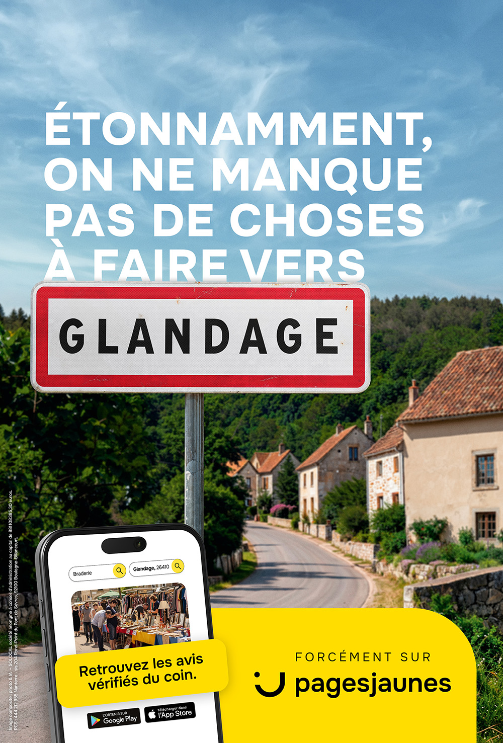 Affiche verticale JCDecaux d'un autre visuel de la campagne PagesJaunes, panneau d'entrée d'agglomération de la commune de GLANDAGE en Drôme provençale planté sur une route qui descend vers un village aux maisons en pierre claire et toits de tuiles rouges collines boisées en arrière-plan, accroche « ÉTONNAMMENT, ON NE MANQUE PAS DE CHOSES À FAIRE VERS GLANDAGE » en capitales blanches, incrustation en bas à gauche d'un smartphone montrant l'application PagesJaunes avec une recherche Braderie à Glandage 26410 et la mention Retrouvez les avis vérifiés du coin, signature FORCÉMENT SUR PAGESJAUNES en bas à droite