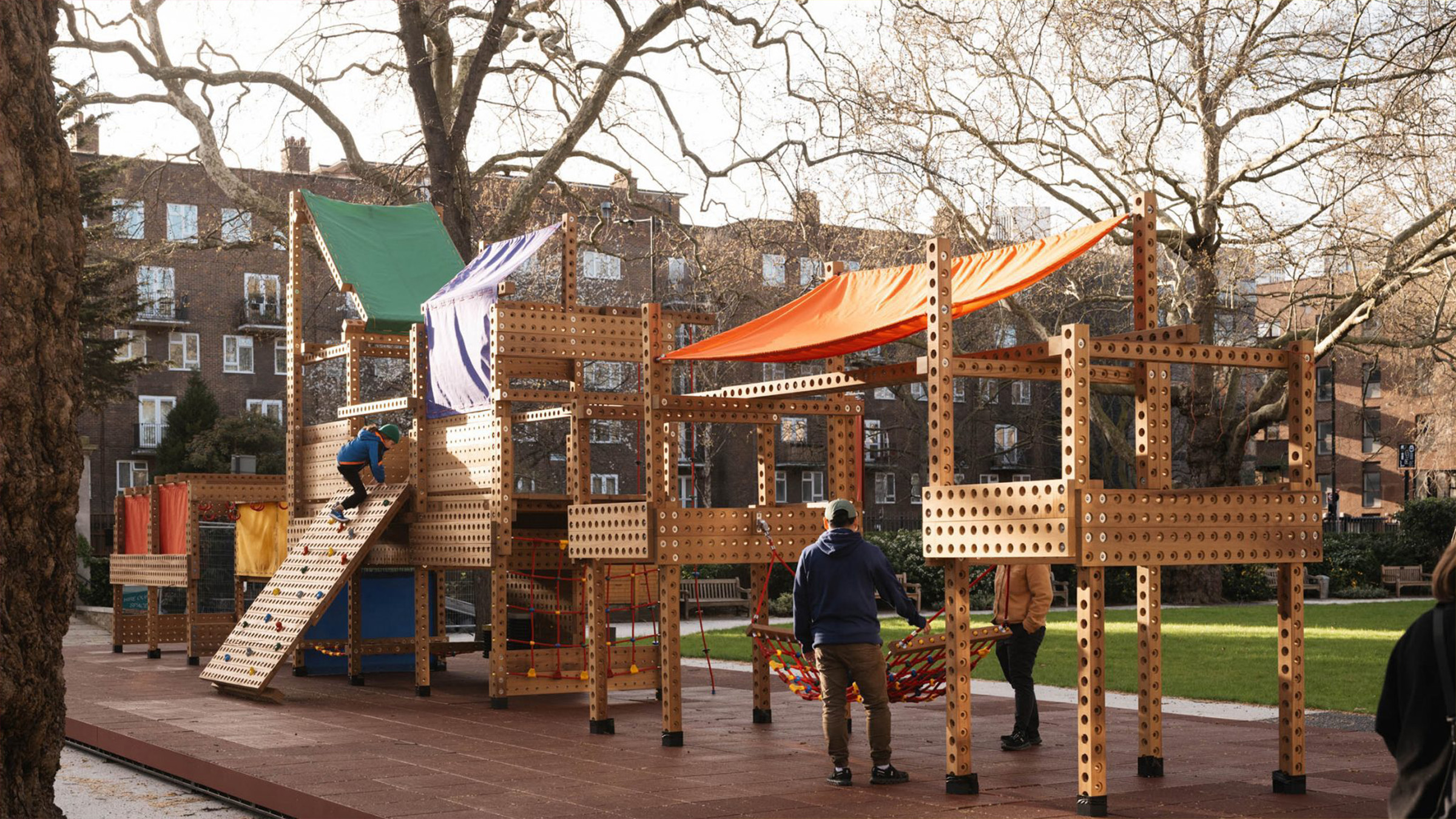 Playrise, aire de jeu modulable en kit conçue par OMMX, Webb Yates et Setworks, pour les enfants des camps de réfugiés, premier déploiement à Aysaita Éthiopie, mai 2026