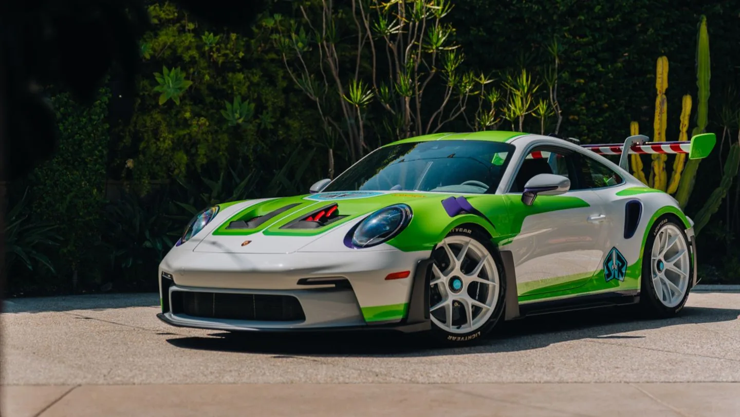 Détail des trois Porsche 911 customisées par Sonderwunsch pour Toy Story 5 dévoilées le 13 juin 2026, gros plan sur le levier de vitesse de la Carrera T de Woody sculpté en forme de balle Pixar bleue à étoile jaune, finitions en cuir vieilli rappelant les bottes de cowboy, planche de bord en bois traité dans le style cabine de jouet