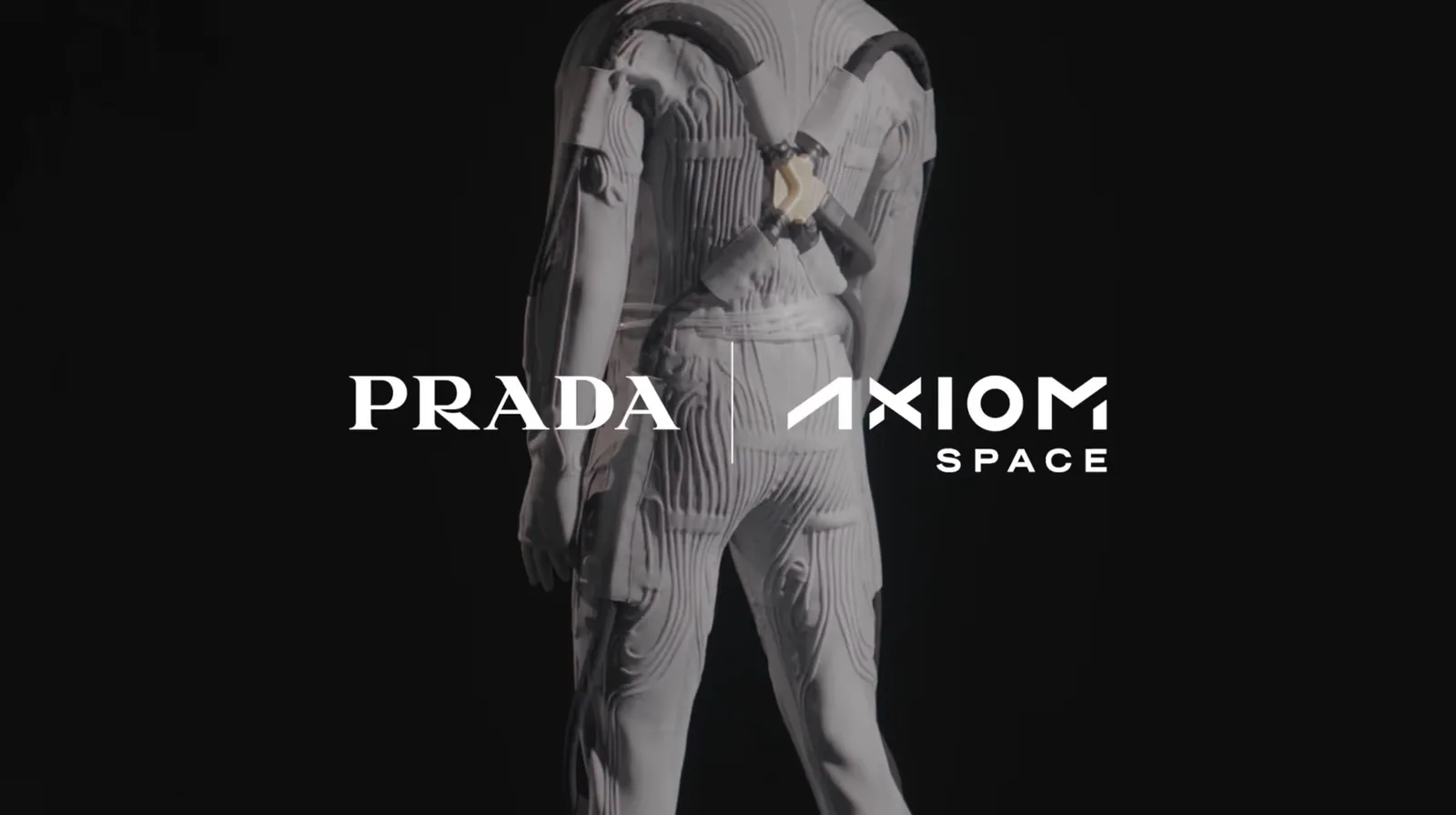 Tenue de refroidissement Liquid Cooling Garment signée Prada et Axiom Space dévoilée le 16 juin 2026, combinaison technique blanche moulante portée par un astronaute en studio sur fond noir, réseau de tubes fins transparents intégrés au tissu pour faire circuler l'eau de refroidissement au contact du corps, dispositif destiné aux missions lunaires Artemis 3 et 4