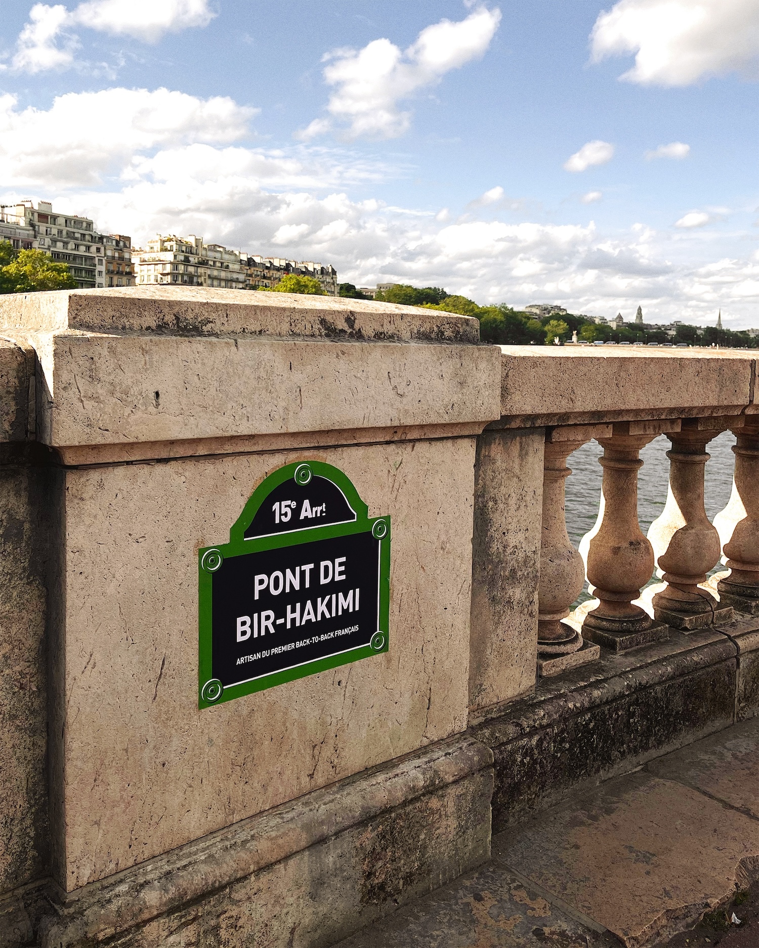 Plaque Boulevard Ousmane détournée du Boulevard Haussmann pour célébrer Ousmane Dembélé, opération guérilla urbaine du collectif Les Rues de la Victoire après le doublé du PSG, mai 2026