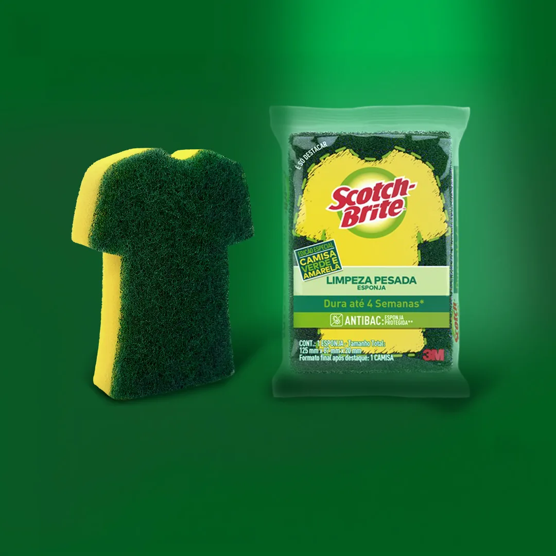 Édition limitée de l'éponge Limpeza Pesada signée Scotch-Brite habillée aux couleurs du maillot brésilien pour la Coupe du Monde 2026 dévoilée le 16 juin 2026, éponge double face vert jaune et bleu marine alignée dans son blister translucide, motif graphique inspiré du maillot Seleção