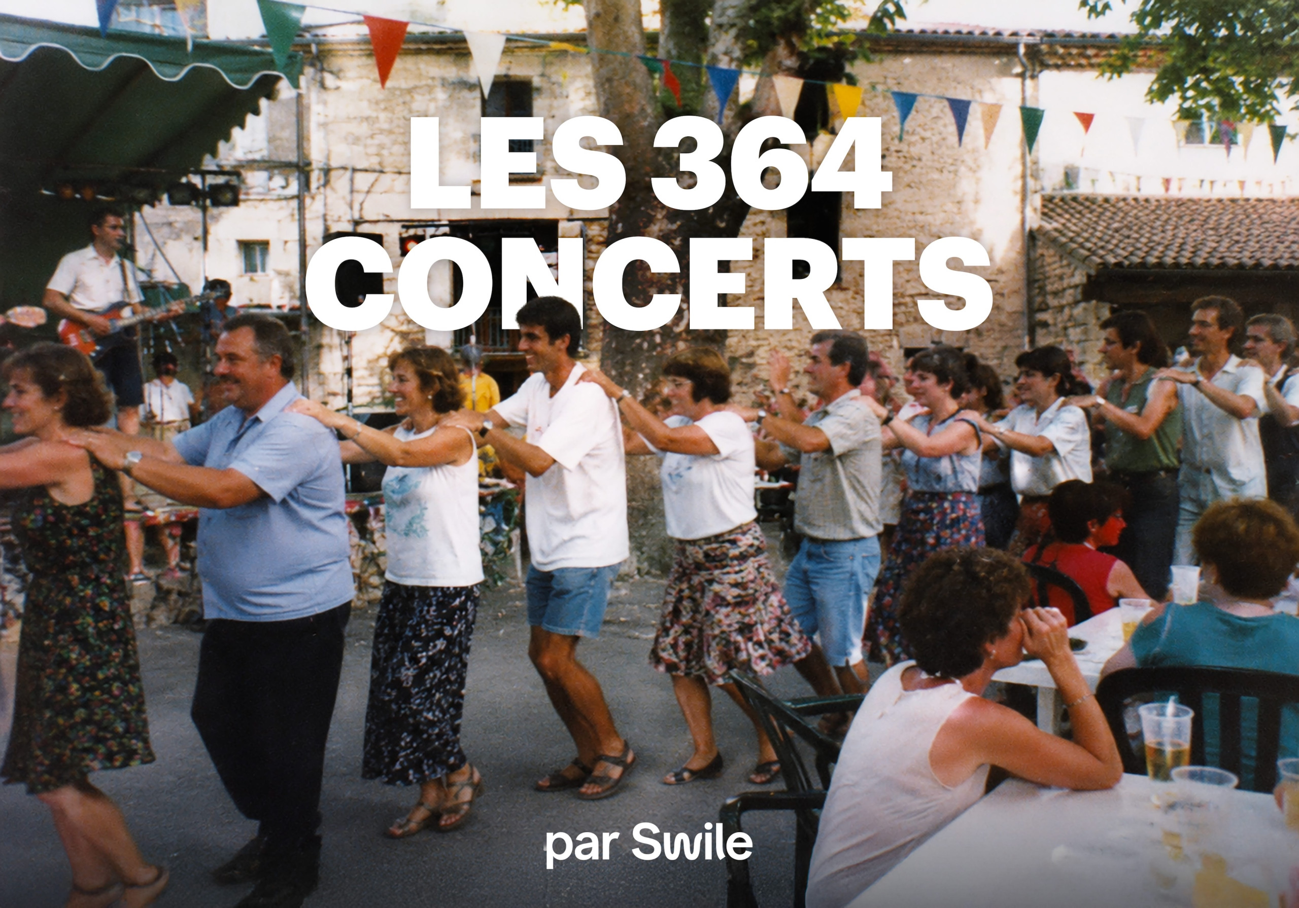 Photogramme du film Swile Les 364 concerts dévoilé le 22 juin 2026, plan rapproché d'archives amateur en format 4 sur 3 grain de caméscope d'un père sur scène d'un karaoké avec micro à la main qui chante les yeux fermés en plein élan, t-shirt rayé bleu et blanc années 90, fond de rideau pailleté doré flou, lumière chaude tungstène, son audible visualisé en ondulations sonores graphiques superposées