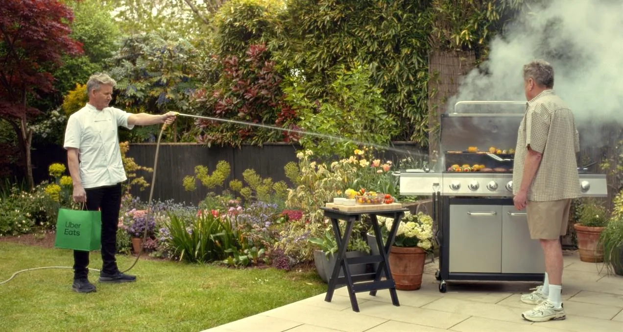 Gordon Ramsay, ambassadeur de la campagne Uber Eats Who Could Cook At A Time Like This lancée le 11 juin 2026 par Mother, débarque dans la cuisine d'un client en plein effort et lui demande d'arrêter de cuisiner pour regarder la Coupe du Monde 2026, déploiement dans 17 pays à la TV, en social media et en affichage pour cinq semaines