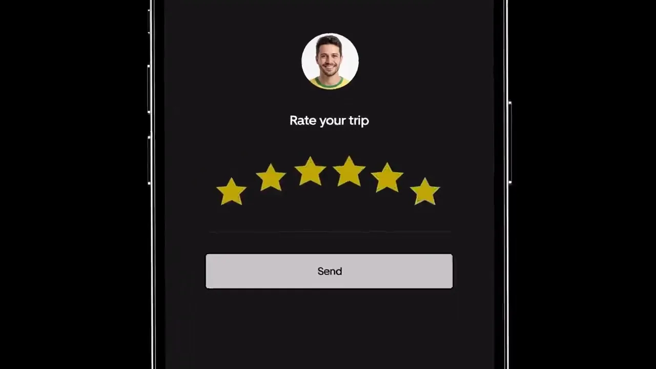 Détail du badge 6-Star Driver attribué aux chauffeurs Uber les mieux notés du Brésil pendant la Coupe du Monde 2026, écusson digital affiché dans le profil du chauffeur, déclinaison maillot Seleção en vert sapin et jaune doré avec étoiles dorées, dispositif réservé au territoire brésilien dans le cadre de la plateforme Chega Junto signée Wieden Kennedy São Paulo