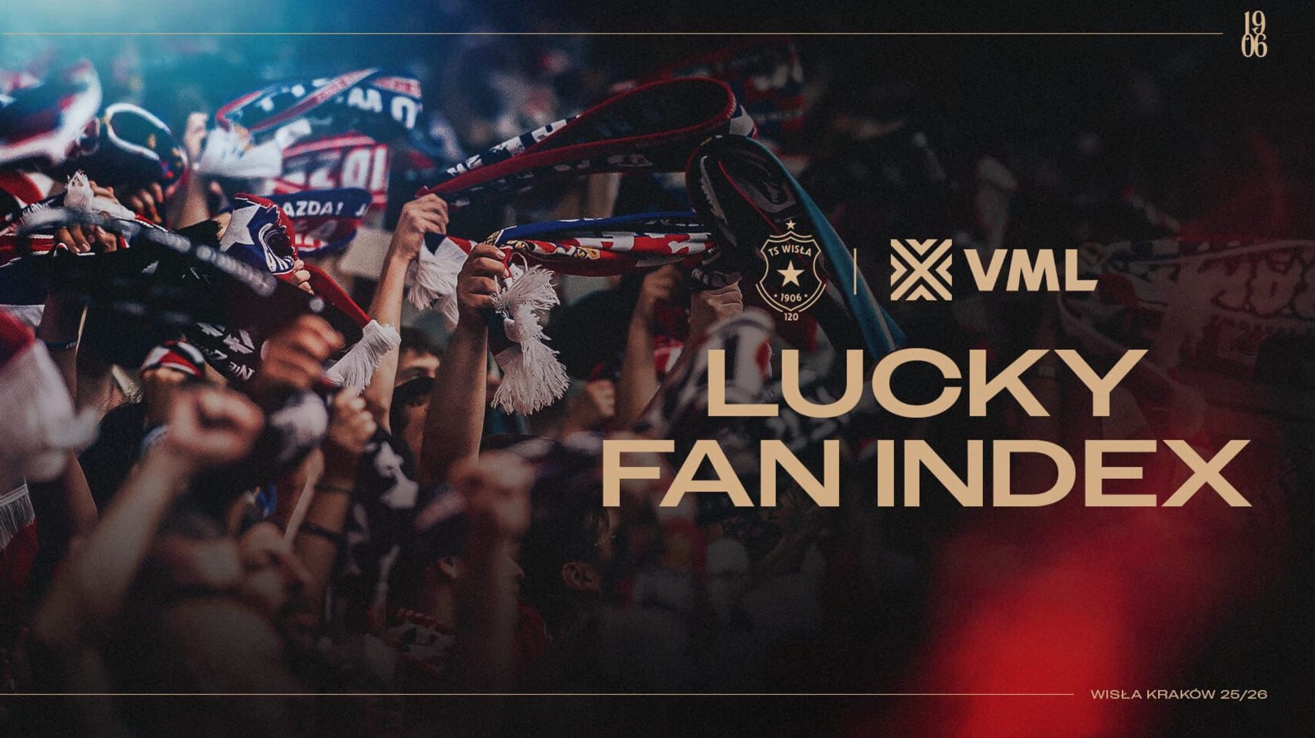 Visuel d'ouverture de la campagne Lucky Fan Index signée VML Warsaw pour Wisła Kraków récompensée du Grand Prix Creative Commerce aux Cannes Lions 2026, photo nocturne de la tribune Sud du stade Henryk Reyman saturée de mains levées brandissant des dizaines d'écharpes rouges et bleu marine du club polonais, à droite logo blason TS Wisła 1906 avec étoile blanche et lettrage doré Lucky Fan Index, signature 19 · 06 en haut à droite et mention Wisła Kraków 25/26 en bas